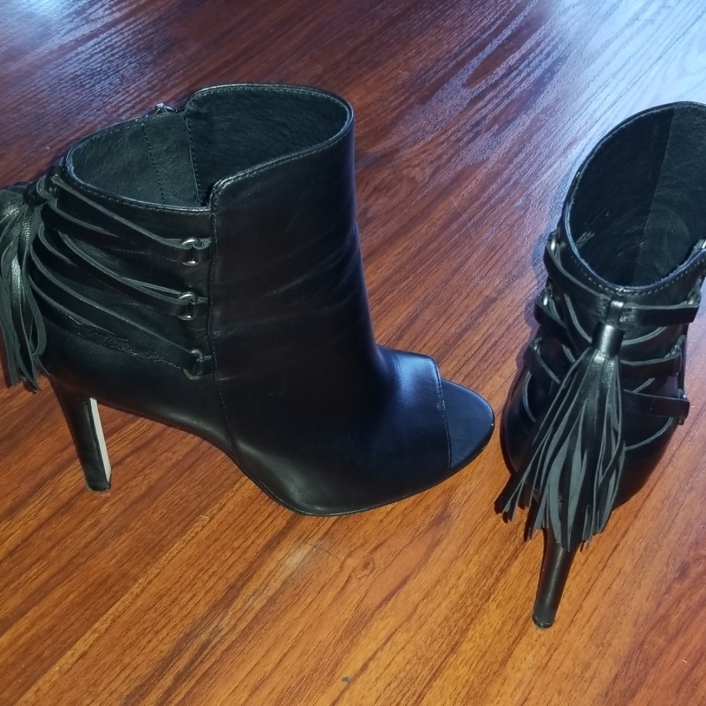 VINCE CAMUTO BOOTIES